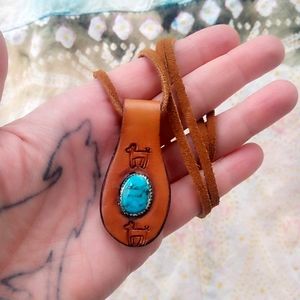 💙 American Turquoise: Pilot Mt. Mine Vintage 70s - Folk Tooled Leather Necklace